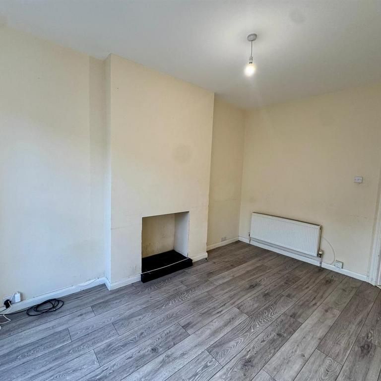 3 bedroom end of terrace house to rent - Photo 1