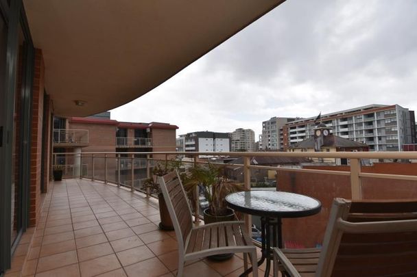 SPACIOUS 2 BEDROOM APARTMENT IN CENTRAL LOCATION! - Photo 1