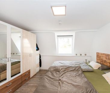 Stilvolle 2-ZKB im Dachgeschoss mit Einbauküche und Balkon - Photo 5