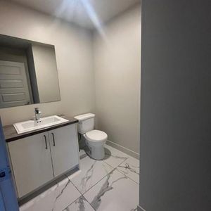 5 1/2 sur deux étages, 1300pi2. Parfait pour une famille. - Photo 2