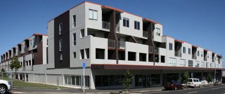 Sunny unfurnished apartment with outdoor pool - Photo 5