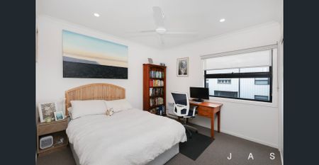 Contemporary Townhouse Living - Photo 5