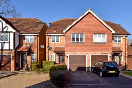 Well presented house located in an attractive close within Beaconsfield New Town. - Photo 2