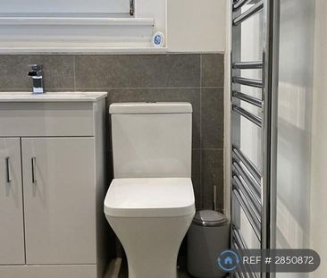 2 bedroom semi-detached house to rent - Photo 5