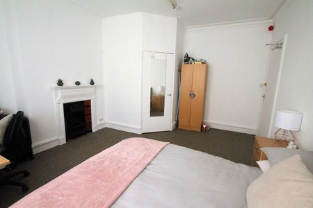 Room 3 - Photo 5