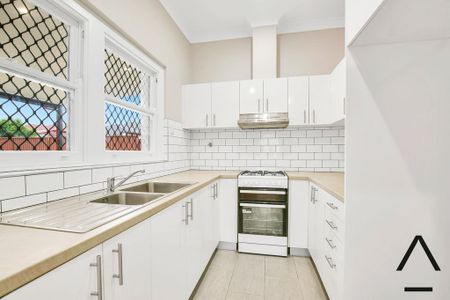 Tastefully Renovated, Character Filled, Centrally Located, Sun-Kissed And Spacious Three Bedroom Family Home, Only Moments To Cafes And Transport - Photo 2