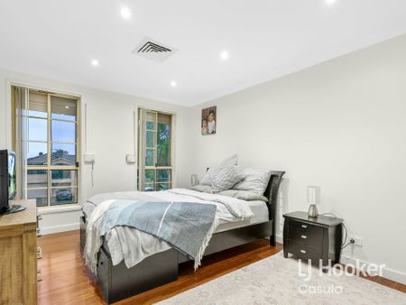 Impressive 5 Bedroom / 4 Living Zone Residence - Photo 5