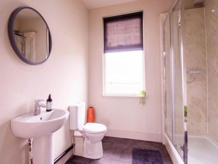 1 bedroom in a house share to rent - Photo 2