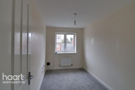 4 bedroom semi-detached house to rent - Photo 5