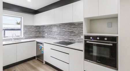 Modern 3 bedroom townhouse with water views in quiet cul-de-sac! - Photo 3