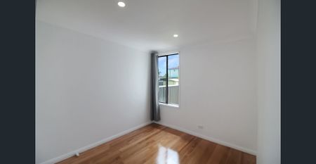 Charming Three-Bedroom Home with Spacious Yard - Photo 3