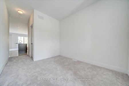 Condo Townhouse For Lease | E9033646 - Photo 5