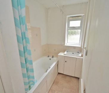 3 bedroom flat to rent - Photo 5
