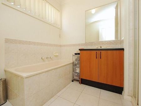 LARGE 3 BEDROOM UNIT WITH DOUBLE GARAGE - Photo 3