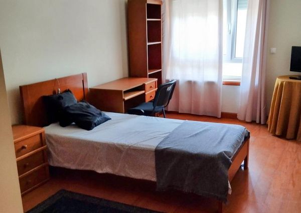 Quarto em frente ao Centro Comercial Glicinias