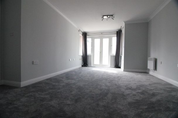 London Road, Loudwater - Photo 1