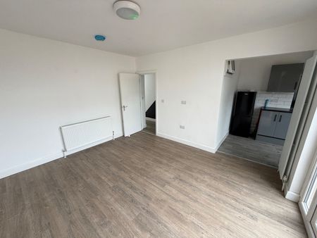 1 Bed Flat, Horfield, BS7 - Photo 2