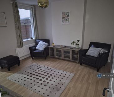 3 bedroom end of terrace house to rent - Photo 2