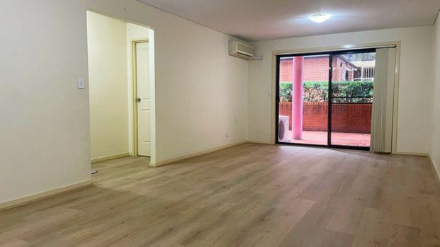 GROUND FLOOR UNIT! 2 minute walk to Shops & Station - Photo 1