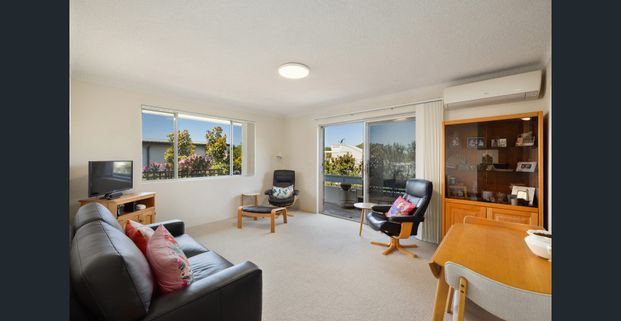 Sun-Filled Top Floor Apartment with North-East Aspect - Photo 1