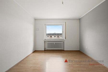 Modernisierte 2 ZKB mit Balkon, Einbauküche und Blick ins Grün der Umgebung - Photo 3