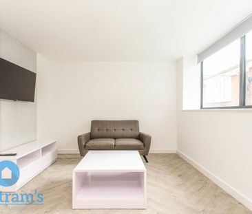 5 bed Apartment for Rent - Photo 2