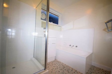 SPACUOUS GROUND FLOOR IN LEAFY STREET - Photo 5