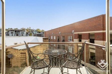 LOCATION ! LOCATION! - Photo 2