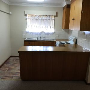 Well presented one bedroom unit walking distance to Southgate Shopping Centre - Photo 2