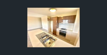 Modern Apartment with skyline views - Photo 4