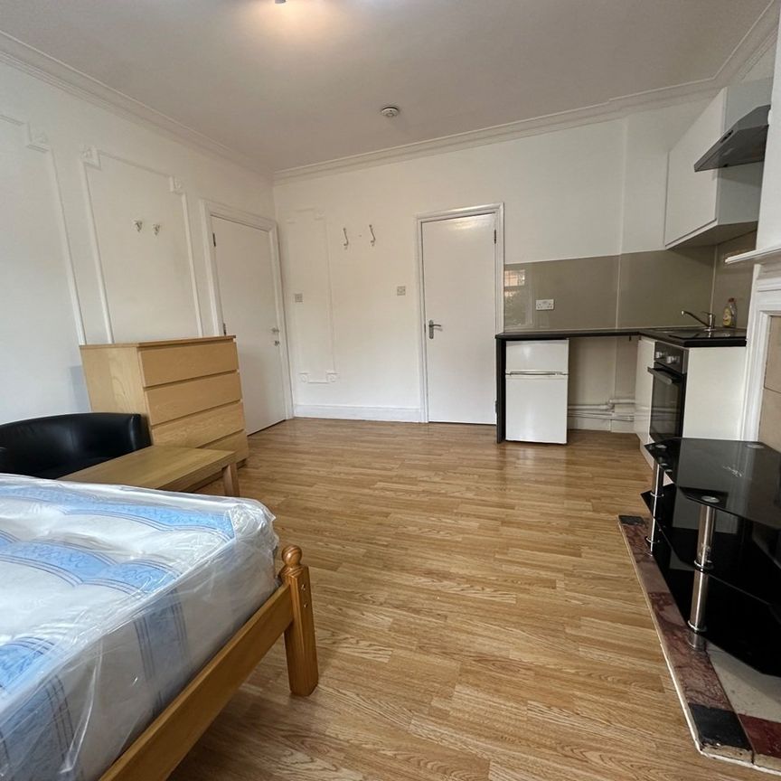 Studio Flat, Wendover Court, NW2 - Photo 1