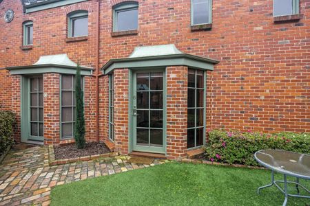 Low Maintenance Unit in Prime Location - Photo 3
