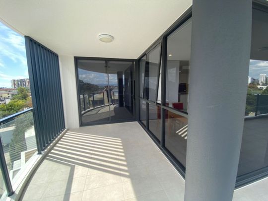 BOUTIQUE RESORT STYLE RESIDENCE ON CHEVRON ISLAND - Photo 1