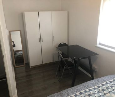 Room in a Shared House, Hurdlow Walk, M9 - Photo 3