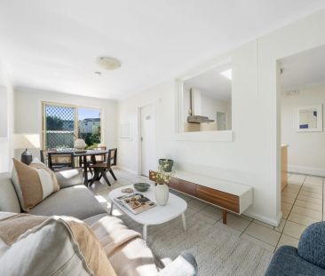 Light Filled 3 Bedroom Home in Prime Location - Photo 2