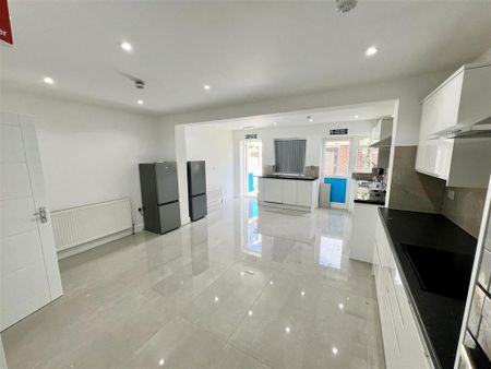 1 bedroom in a house share to rent - Photo 4