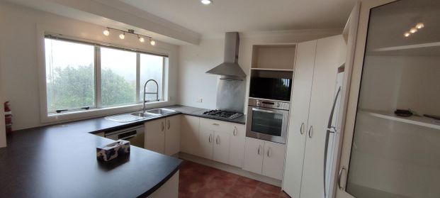 Modern, fully furnished single level house - Photo 1