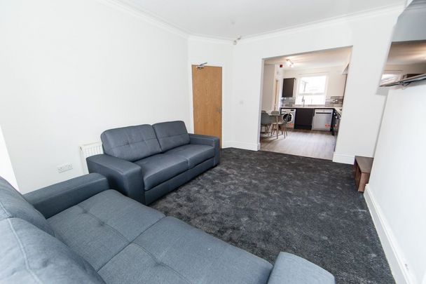 Welton Mount, Hyde Park, Leeds - Photo 1