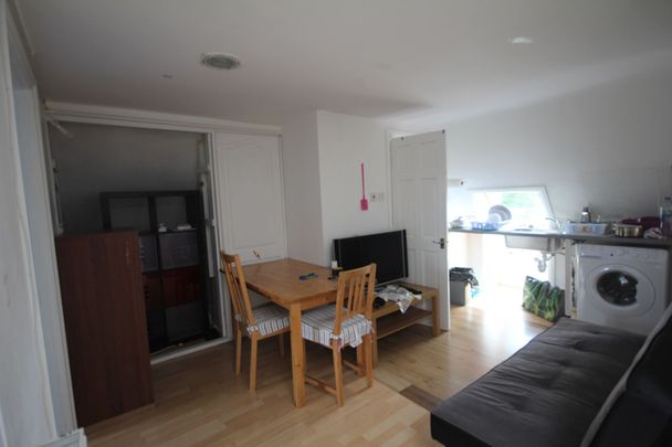 Long Lane, 233 Long Lane, UB10 - Photo 1