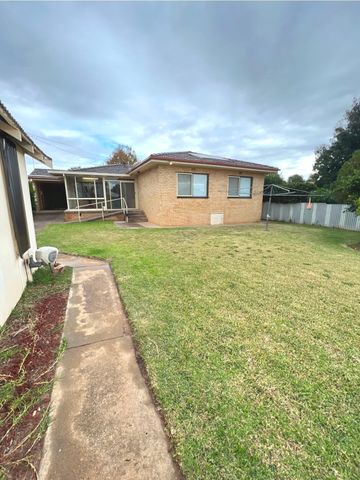 Large Family Home In South Dubbo - Photo 3