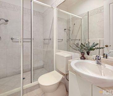 PRIVATE & TRANQUIL LIVING IN THE HEART OF BRIGHTON - Photo 3