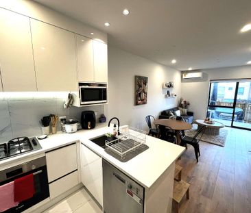 Modern living, Great location - Photo 6