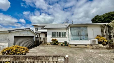 SPACIOUS 6-BEDROOM FAMILY HOME - Photo 4