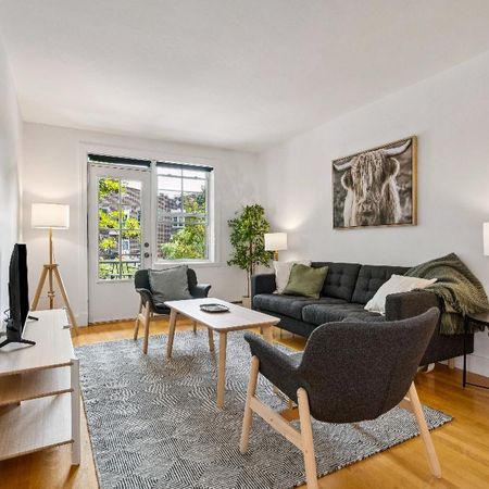 PLATEAU MONT-ROYAL, 7 1/2 avec 3 chambres fermées et 2 salles de bain. Entièrement MEUBLÉ et ÉQUIPÉ à neuf! À 2 pas du Métro Laurier. LIBRE IMMÉDIATE - Photo 4