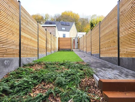 Deze volledig gerenoveerde woning (2025) biedt modern wooncomfort op een centrale ligging in het centrum, met winkels, scholen en openbaar vervoer op wandelafstand. - Foto 5