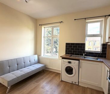 Seymour Gardens, Cranbrook, Ilford - Photo 5