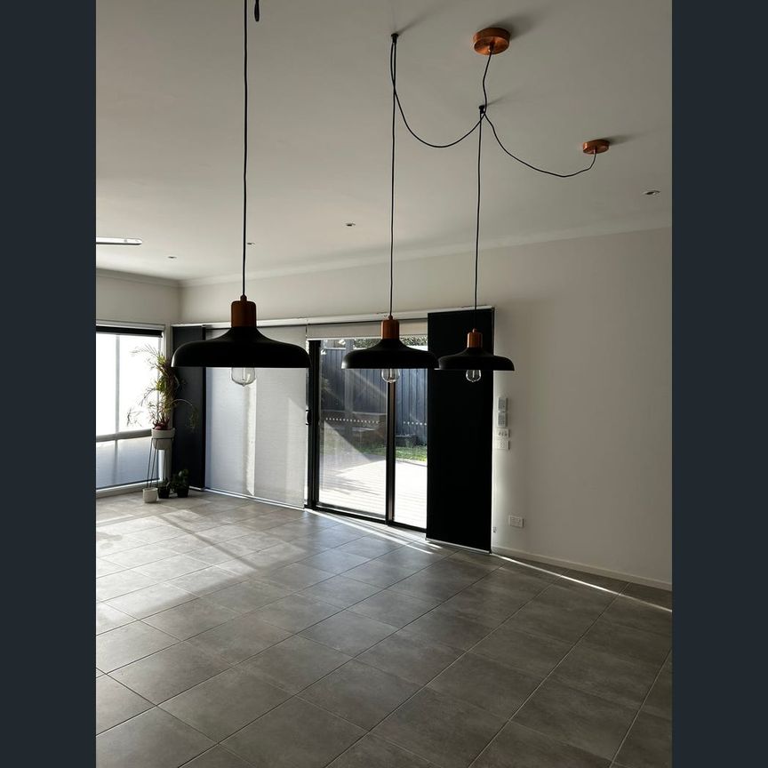 53 QUEEN CIRCUIT, Sunshine, Vic 3020 - Photo 1