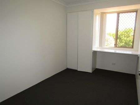 Spacious 4 Bedroom, 2 Bathroom - Photo 5