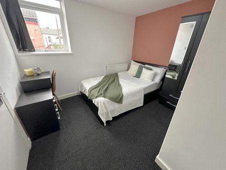 6 bedroom terraced house to rent - Photo 2