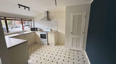 Family living in sought after location - Photo 5